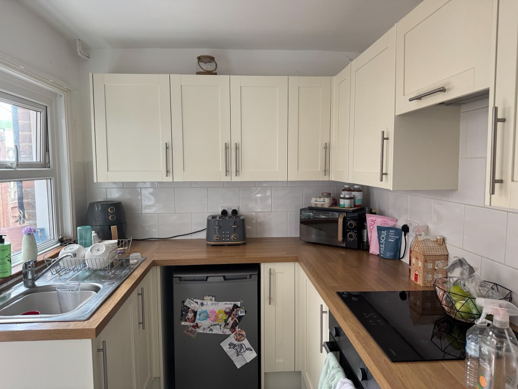 Lot: 149 - TWO-BEDROOM MID-TERRACE HOUSE FOR INVESTMENT - Kitchen with fitted units